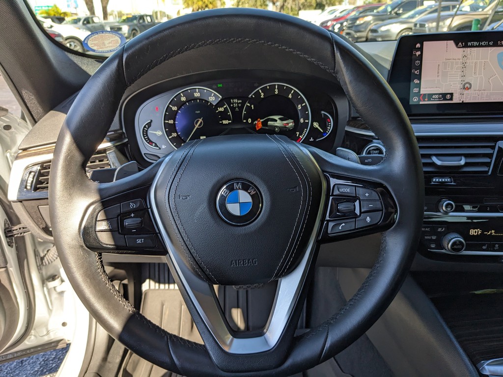 BMW 5 Series Vehicle Full-screen Gallery Image 26