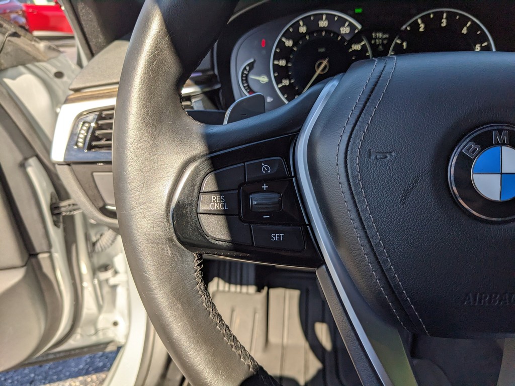 BMW 5 Series Vehicle Full-screen Gallery Image 27