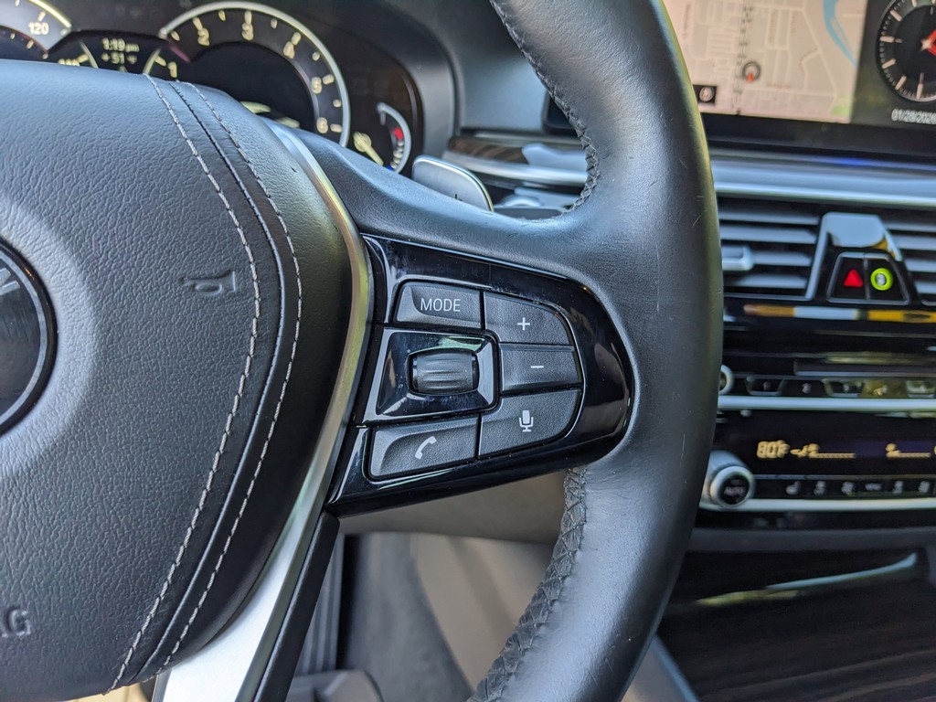 BMW 5 Series Vehicle Full-screen Gallery Image 28