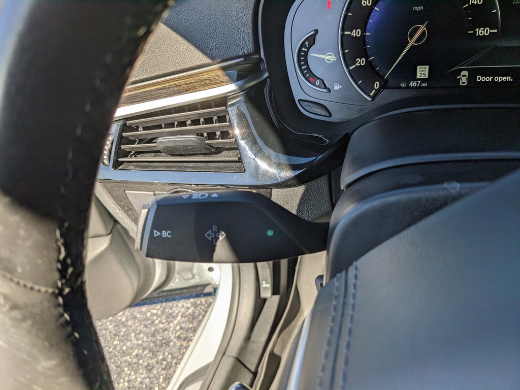 BMW 5 Series Vehicle Full-screen Gallery Image 29