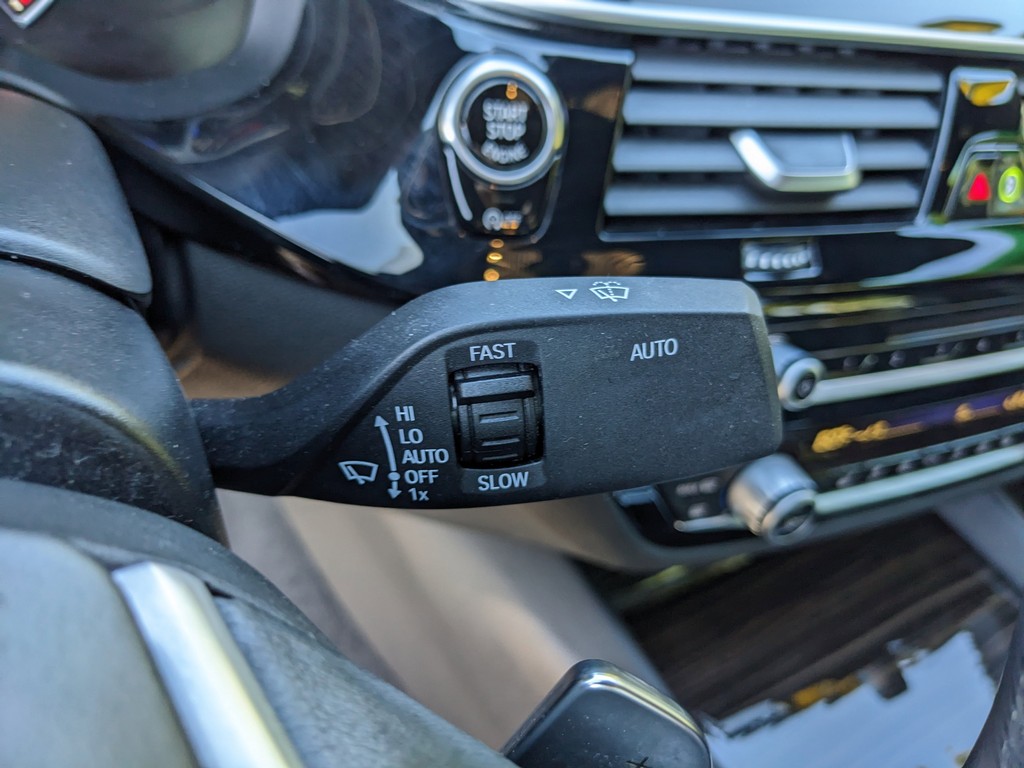 BMW 5 Series Vehicle Full-screen Gallery Image 30