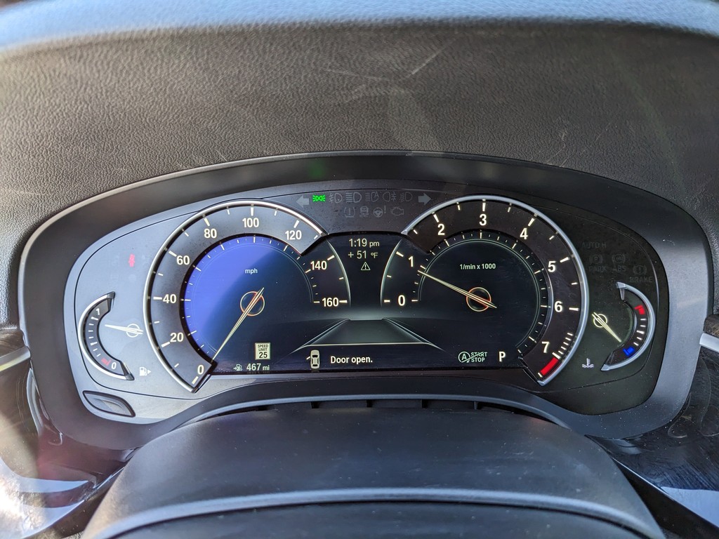 BMW 5 Series Vehicle Full-screen Gallery Image 31