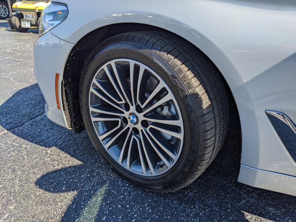 BMW 5 Series Vehicle Full-screen Gallery Image 32