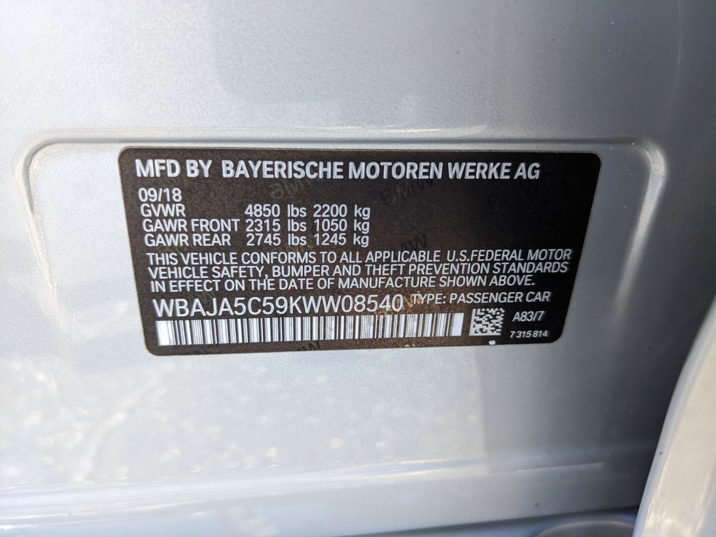 BMW 5 Series Vehicle Full-screen Gallery Image 33