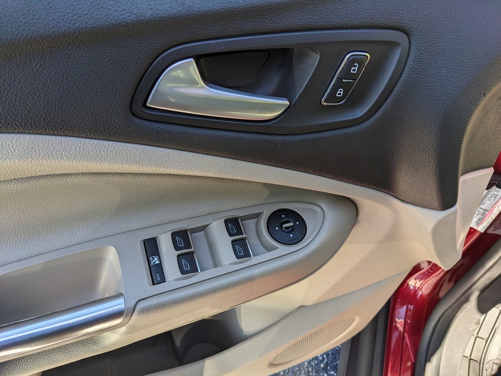 Ford C-Max Hybrid Vehicle Full-screen Gallery Image 16