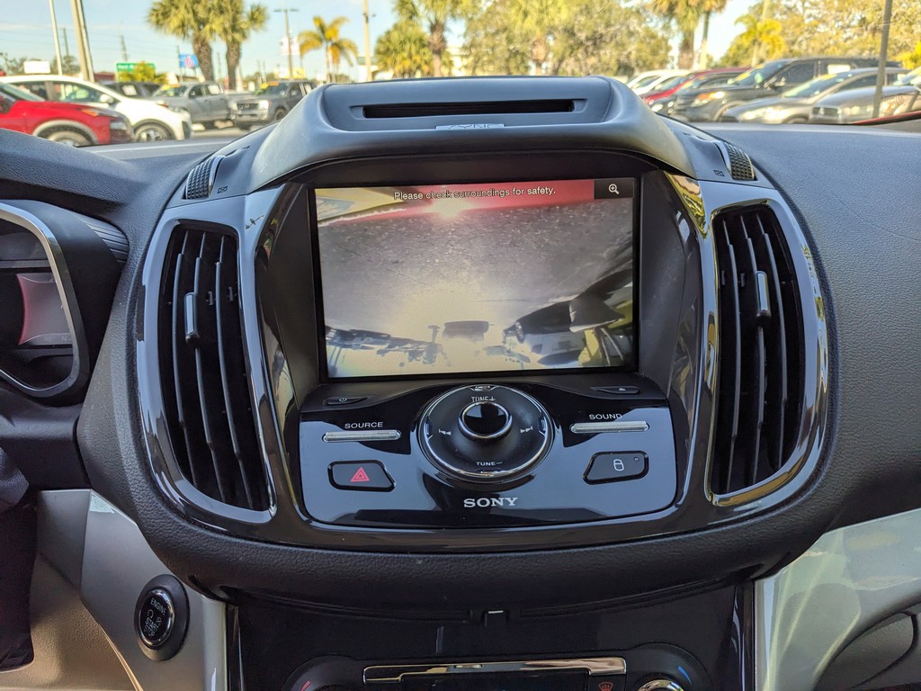 Ford C-Max Hybrid Vehicle Full-screen Gallery Image 20