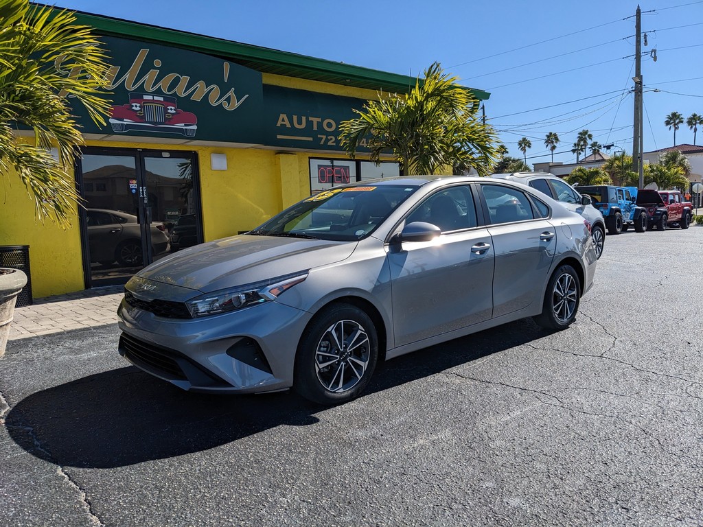 Kia Forte Vehicle Full-screen Gallery Image 02