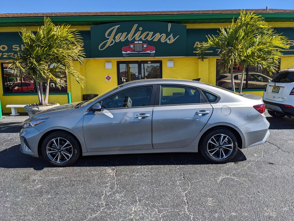 Kia Forte Vehicle Full-screen Gallery Image 03