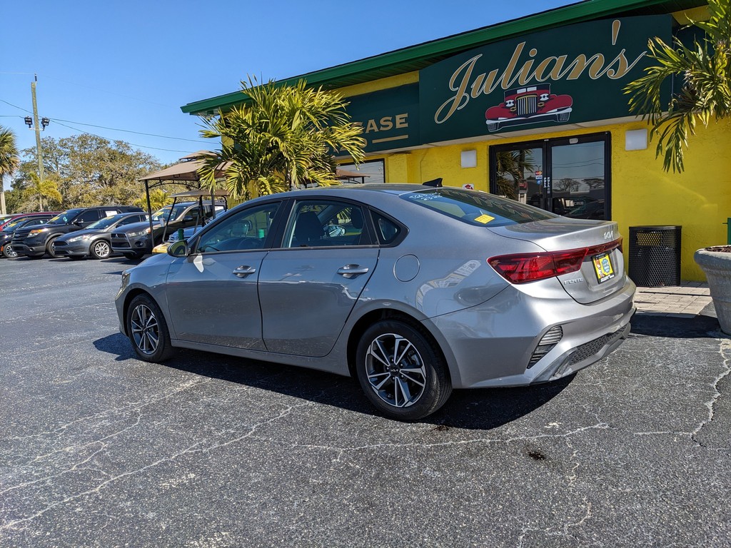 Kia Forte Vehicle Full-screen Gallery Image 04