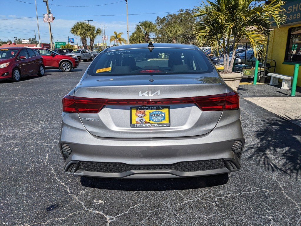 Kia Forte Vehicle Full-screen Gallery Image 05