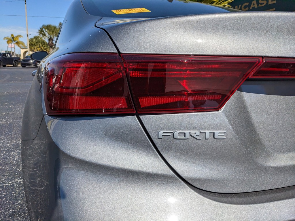 Kia Forte Vehicle Full-screen Gallery Image 09