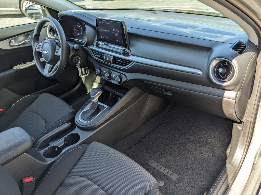 Kia Forte Vehicle Full-screen Gallery Image 10