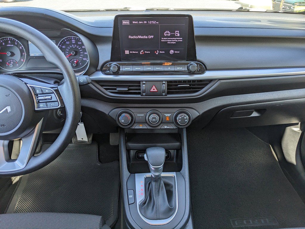 Kia Forte Vehicle Full-screen Gallery Image 13