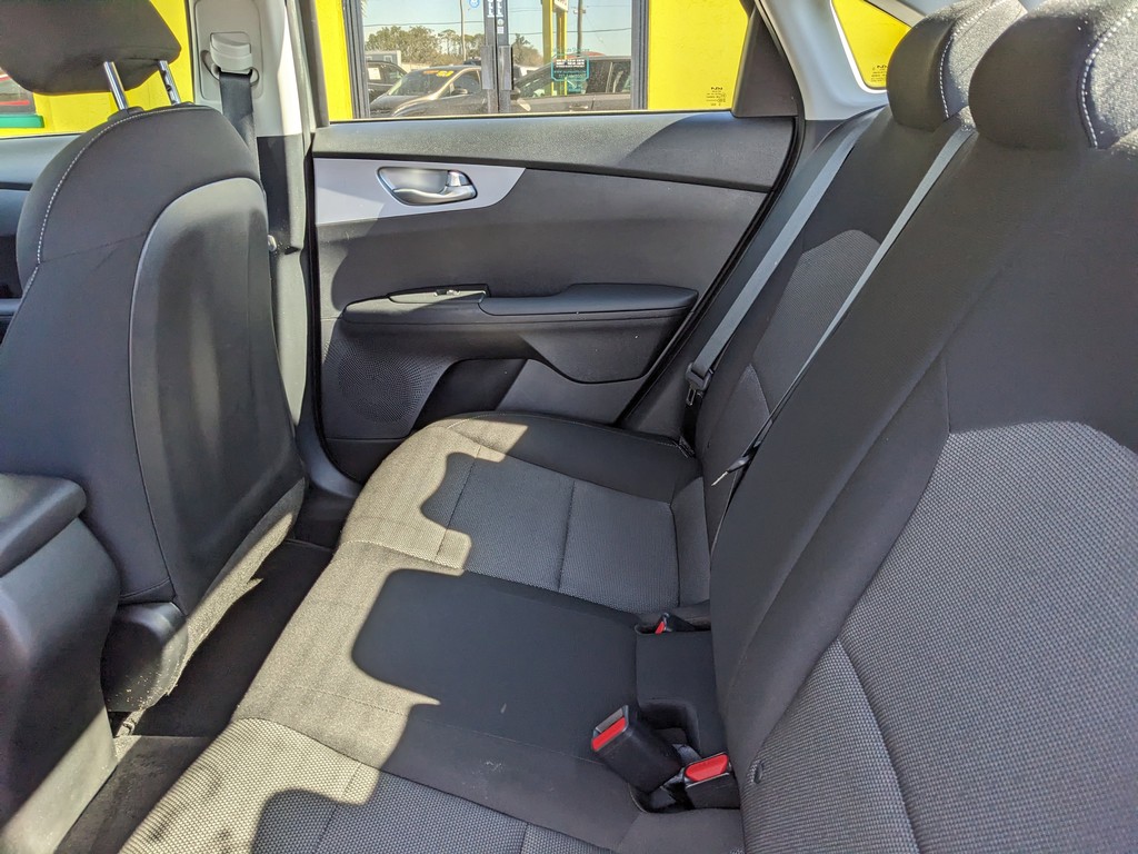 Kia Forte Vehicle Full-screen Gallery Image 15