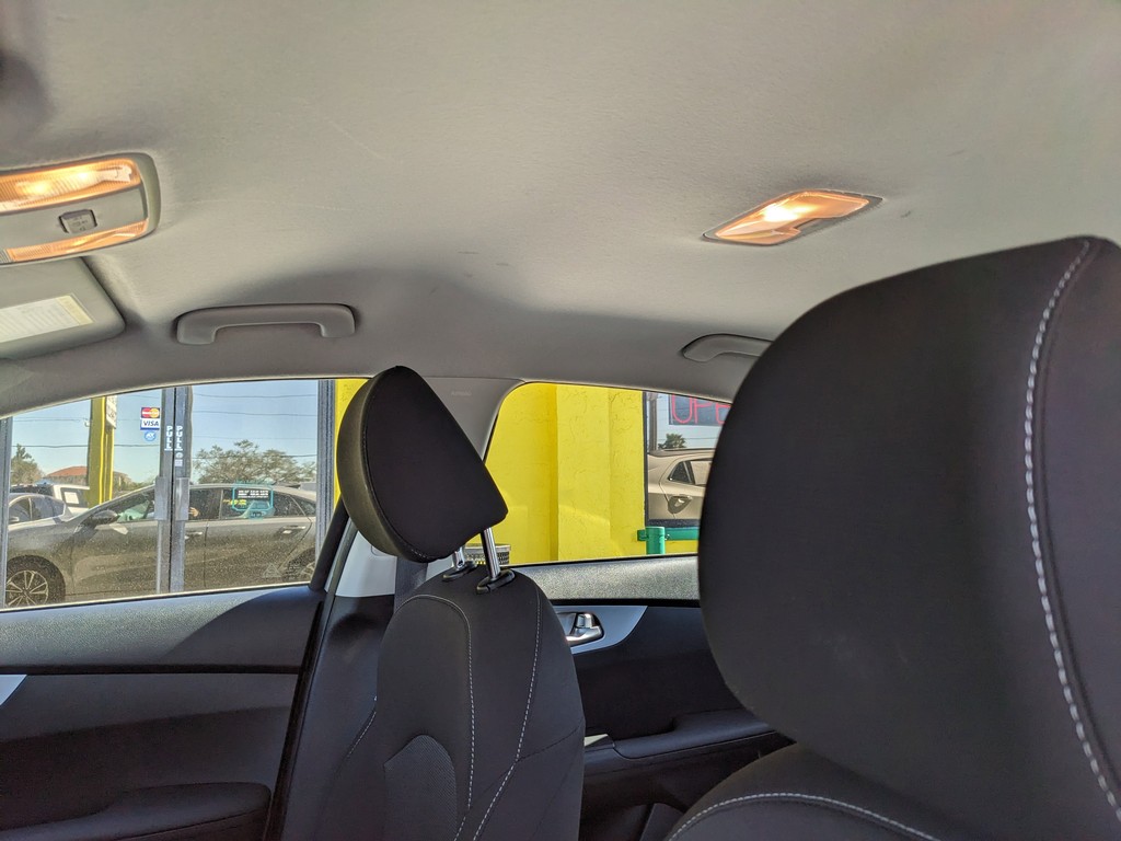 Kia Forte Vehicle Full-screen Gallery Image 18