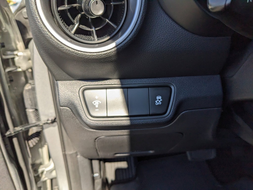 Kia Forte Vehicle Full-screen Gallery Image 23