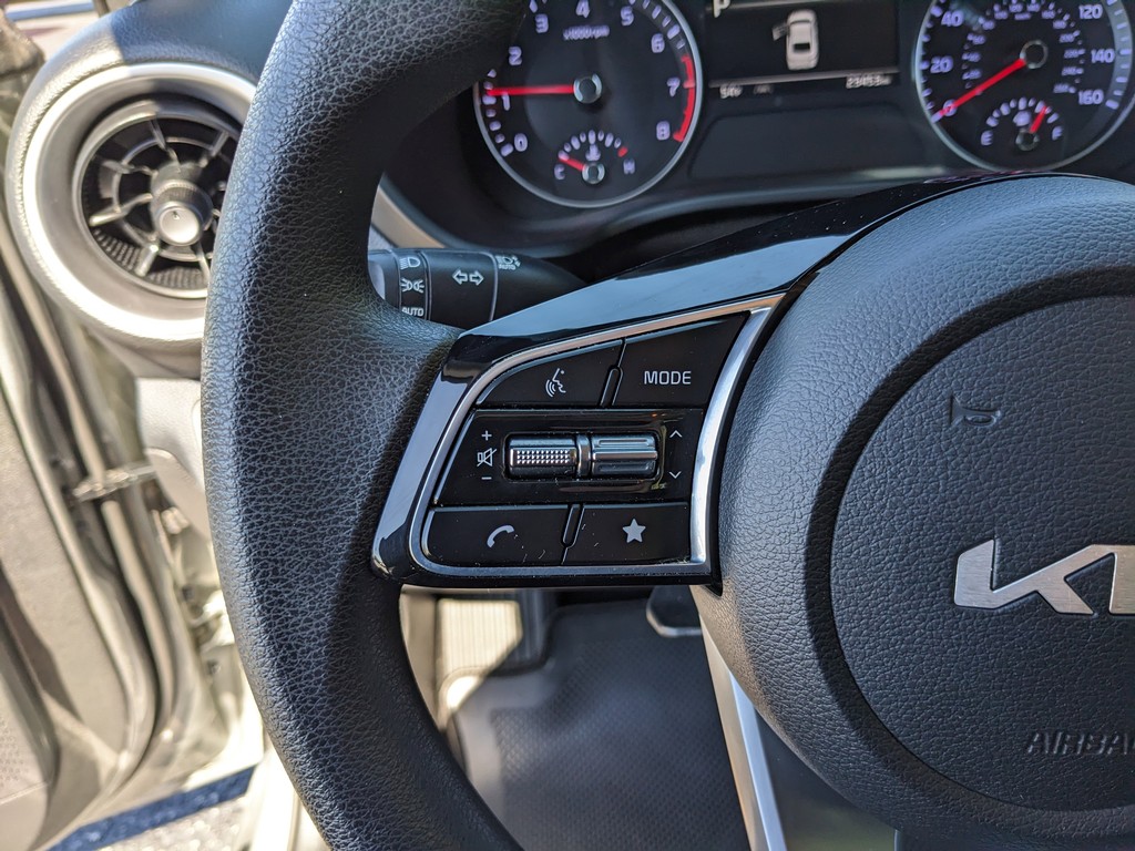 Kia Forte Vehicle Full-screen Gallery Image 25