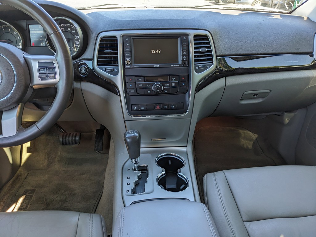 Jeep Grand Cherokee Vehicle Full-screen Gallery Image 15