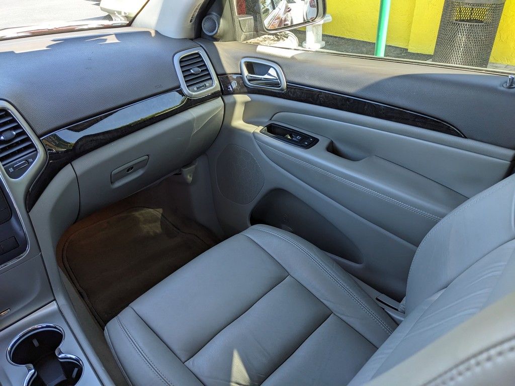 Jeep Grand Cherokee Vehicle Full-screen Gallery Image 16