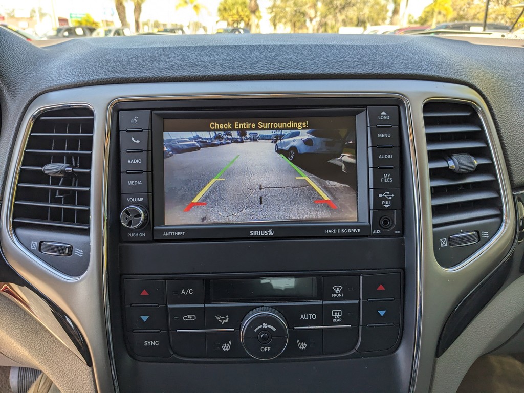 Jeep Grand Cherokee Vehicle Full-screen Gallery Image 22