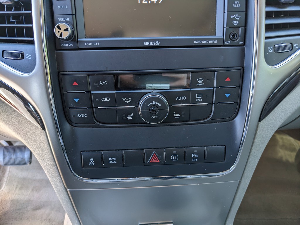 Jeep Grand Cherokee Vehicle Full-screen Gallery Image 23