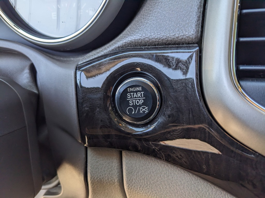 Jeep Grand Cherokee Vehicle Full-screen Gallery Image 25