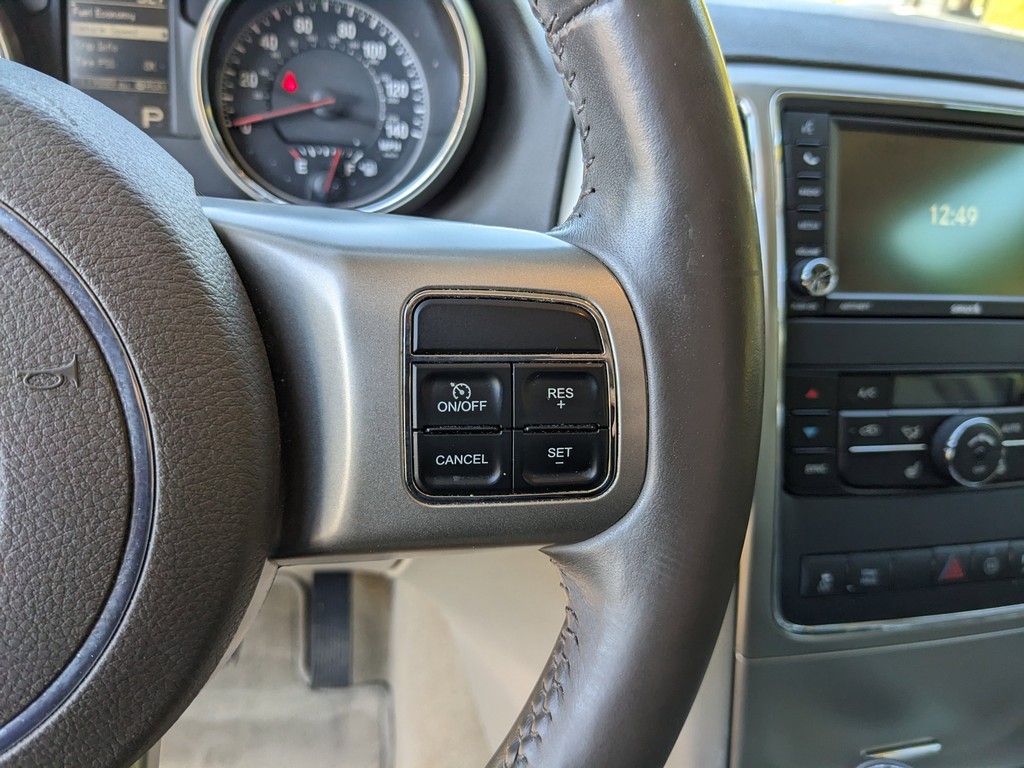 Jeep Grand Cherokee Vehicle Full-screen Gallery Image 29