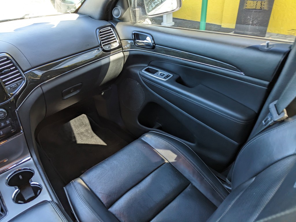 Jeep Grand Cherokee Vehicle Full-screen Gallery Image 15