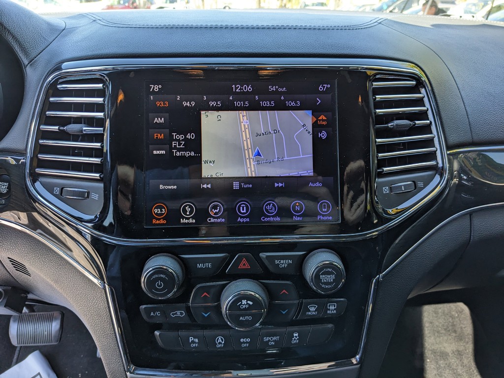 Jeep Grand Cherokee Vehicle Full-screen Gallery Image 21