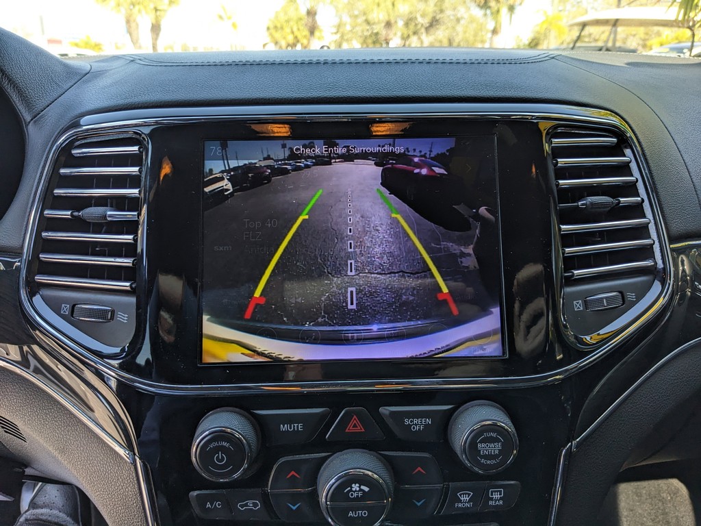 Jeep Grand Cherokee Vehicle Full-screen Gallery Image 22