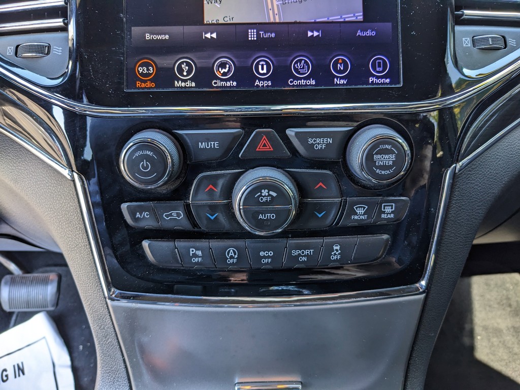 Jeep Grand Cherokee Vehicle Full-screen Gallery Image 23