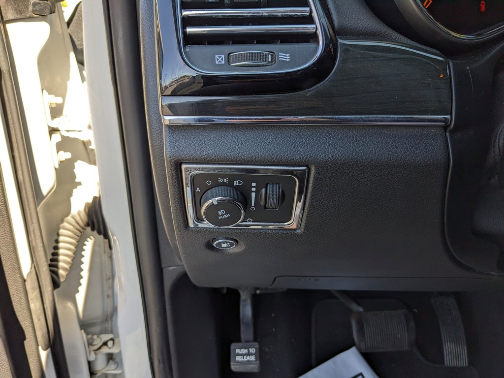 Jeep Grand Cherokee Vehicle Full-screen Gallery Image 26