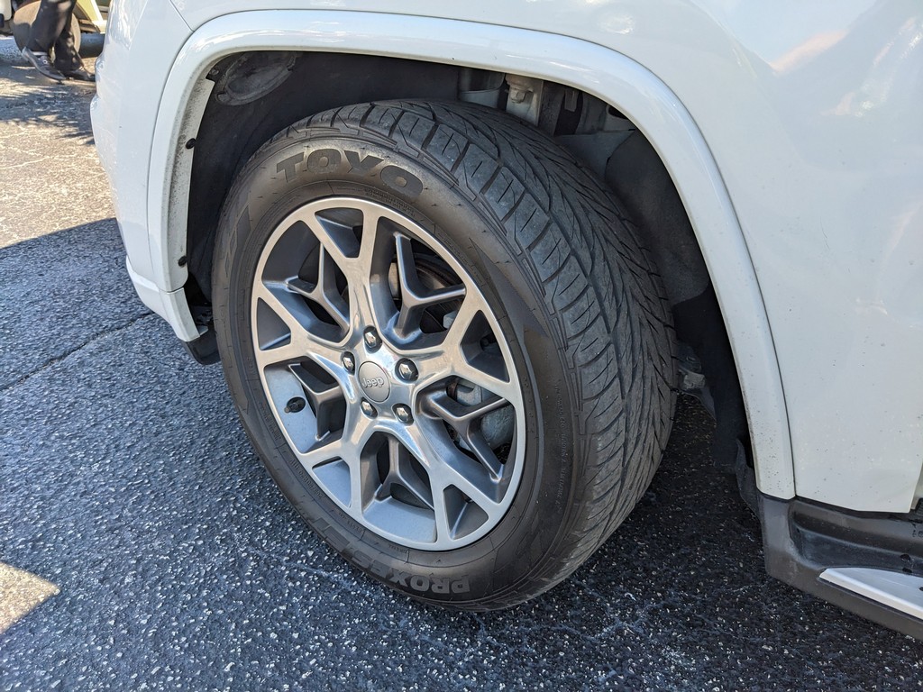 Jeep Grand Cherokee Vehicle Full-screen Gallery Image 32