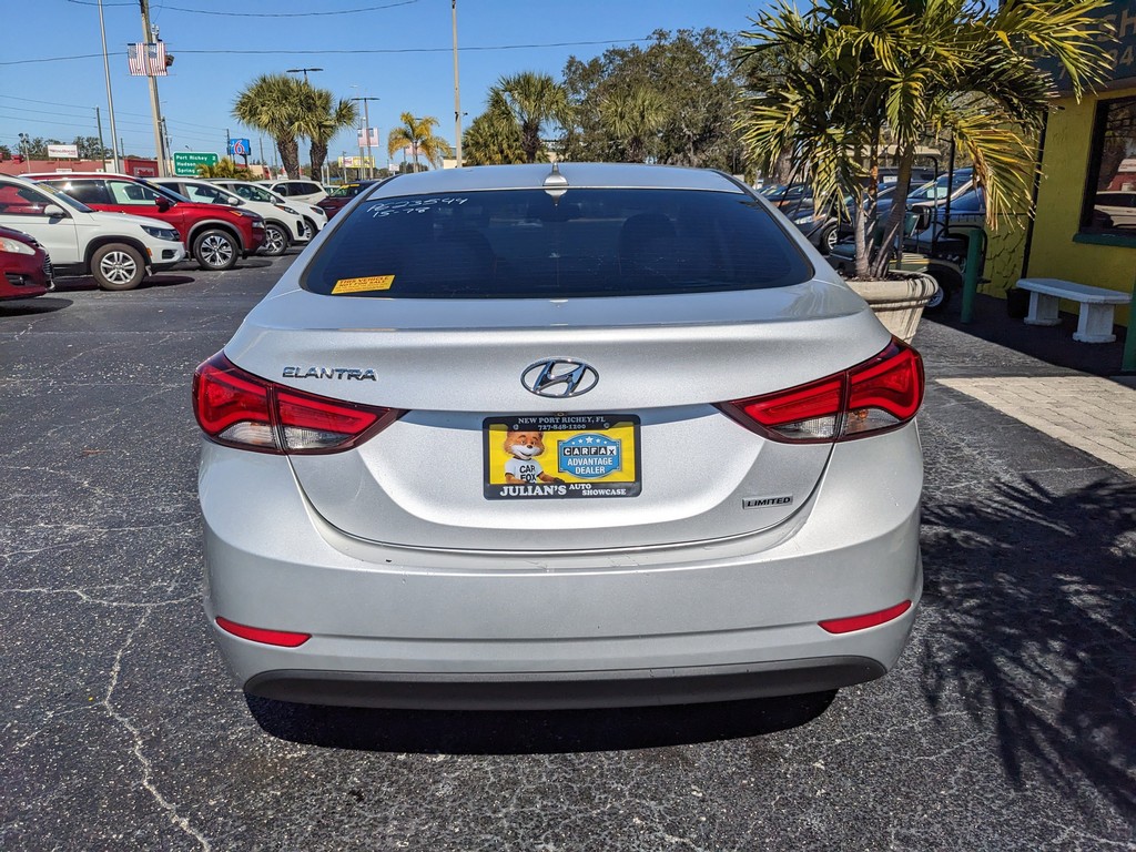 Hyundai Elantra Vehicle Full-screen Gallery Image 05