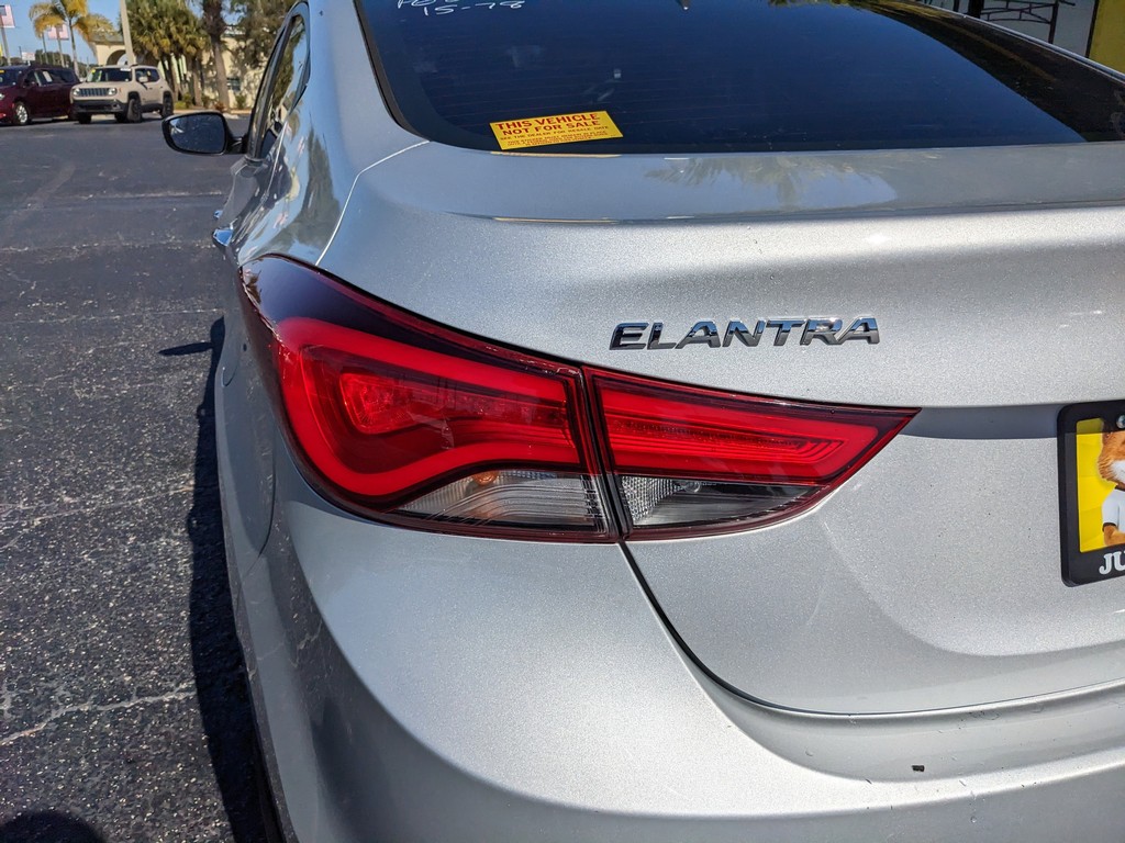 Hyundai Elantra Vehicle Full-screen Gallery Image 08