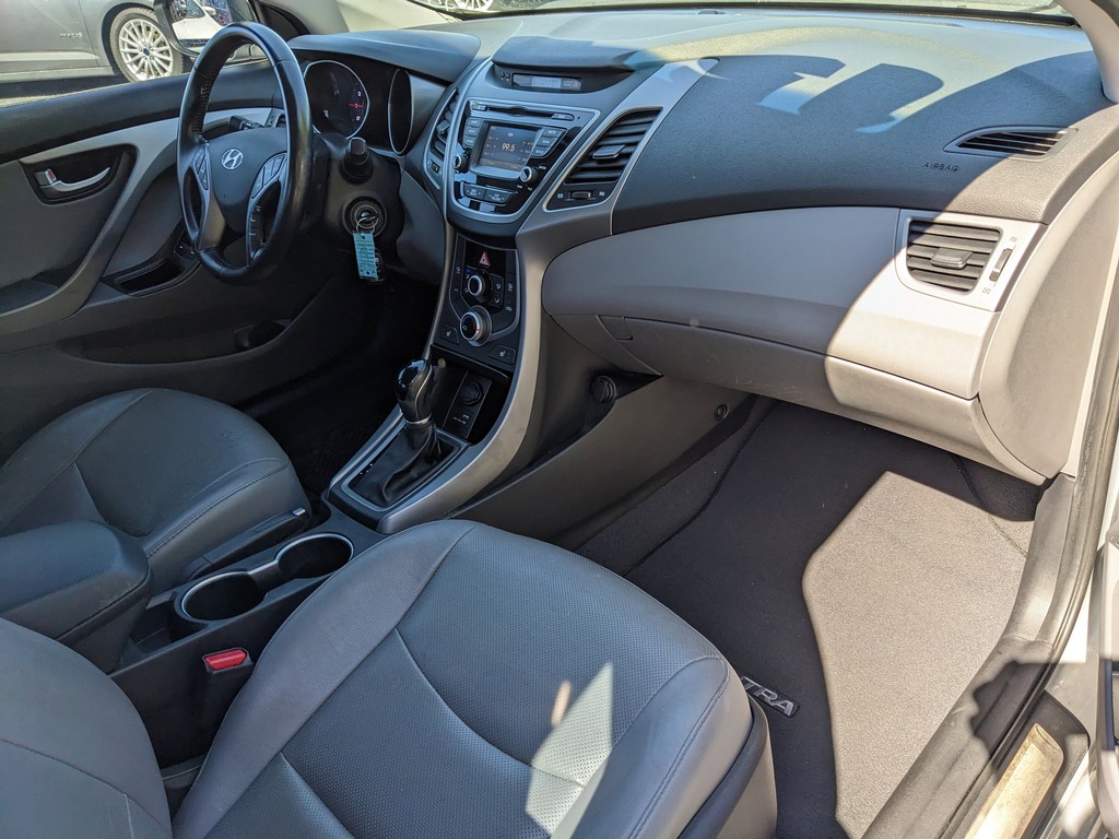 Hyundai Elantra Vehicle Full-screen Gallery Image 10