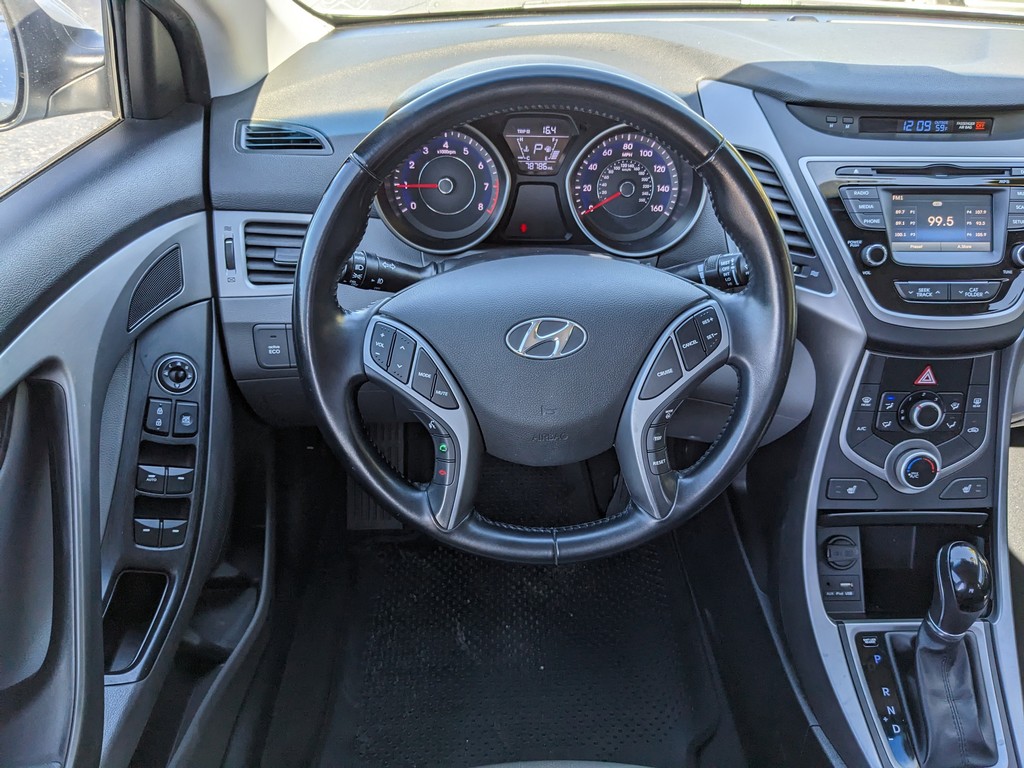 Hyundai Elantra Vehicle Full-screen Gallery Image 12