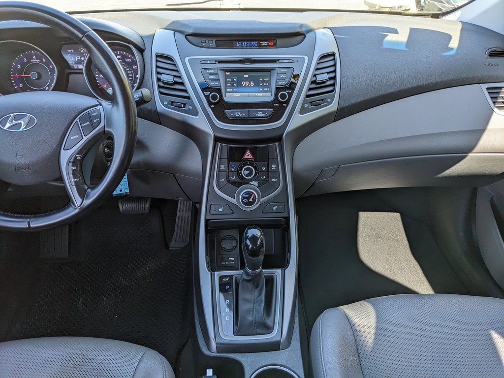 Hyundai Elantra Vehicle Full-screen Gallery Image 13