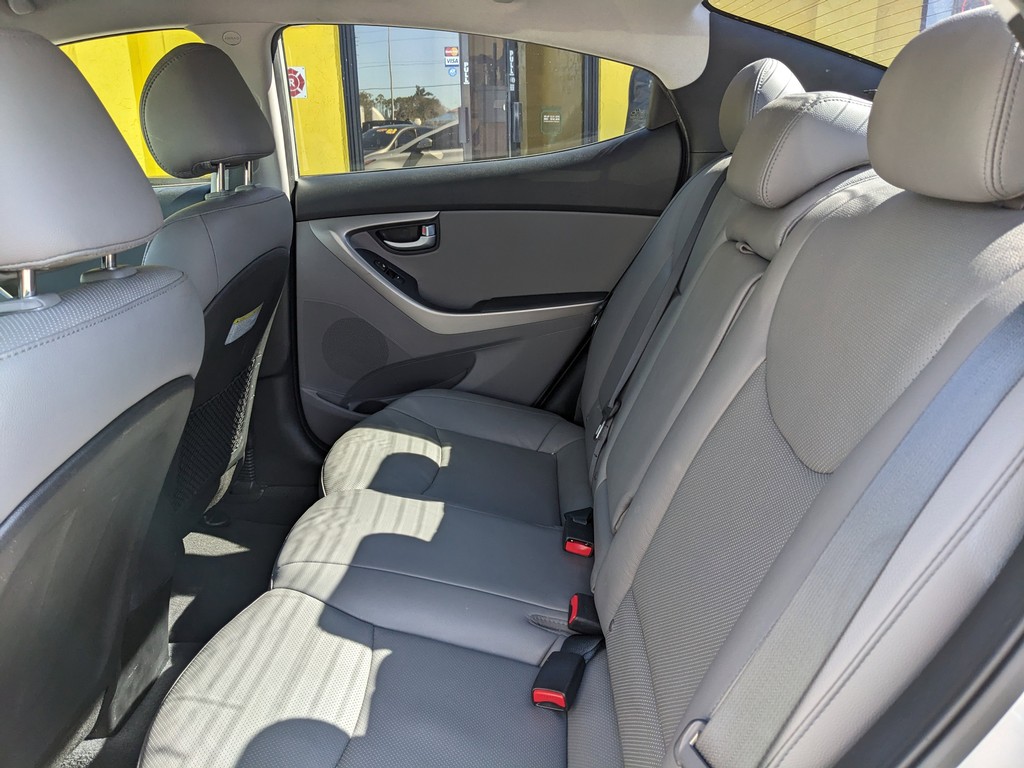 Hyundai Elantra Vehicle Full-screen Gallery Image 15