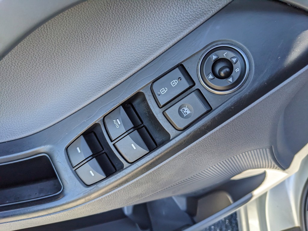 Hyundai Elantra Vehicle Full-screen Gallery Image 16