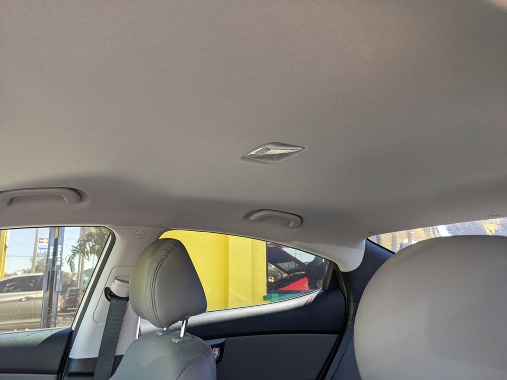 Hyundai Elantra Vehicle Full-screen Gallery Image 18