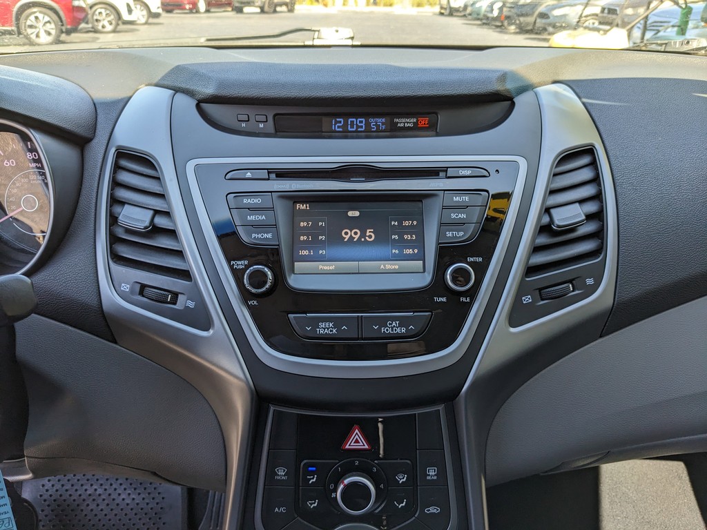 Hyundai Elantra Vehicle Full-screen Gallery Image 19