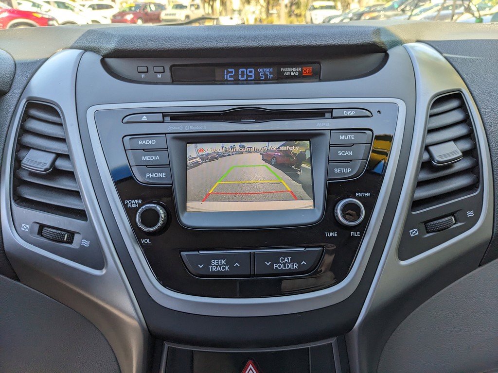 Hyundai Elantra Vehicle Full-screen Gallery Image 20