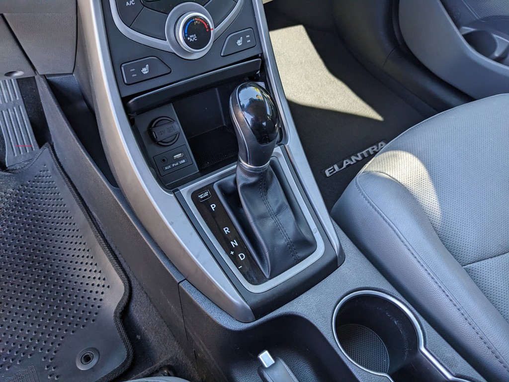 Hyundai Elantra Vehicle Full-screen Gallery Image 22