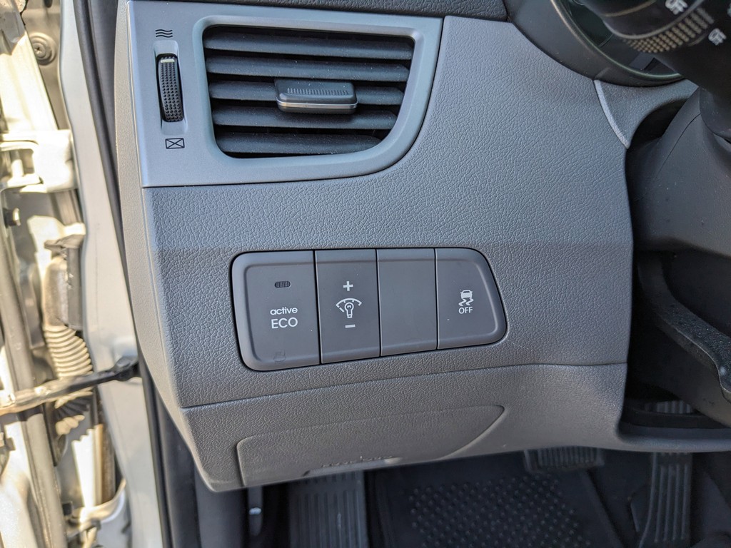 Hyundai Elantra Vehicle Full-screen Gallery Image 23