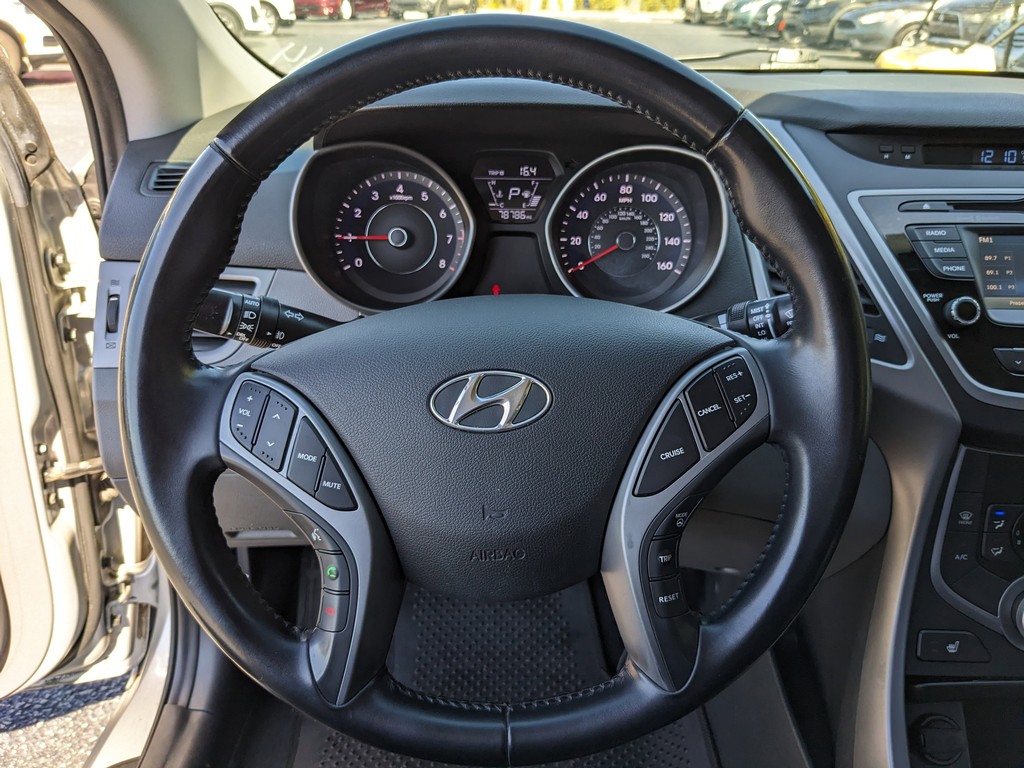 Hyundai Elantra Vehicle Full-screen Gallery Image 24