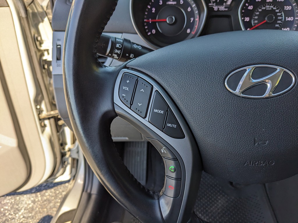 Hyundai Elantra Vehicle Full-screen Gallery Image 25