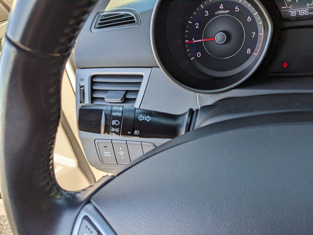 Hyundai Elantra Vehicle Full-screen Gallery Image 27