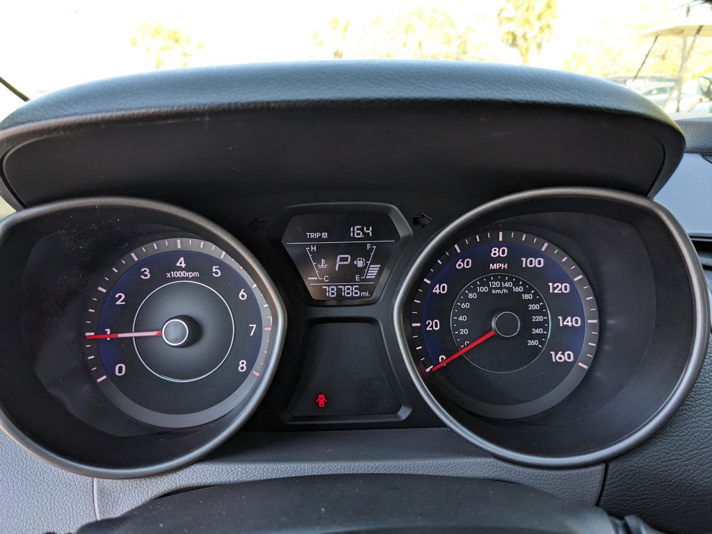 Hyundai Elantra Vehicle Full-screen Gallery Image 29