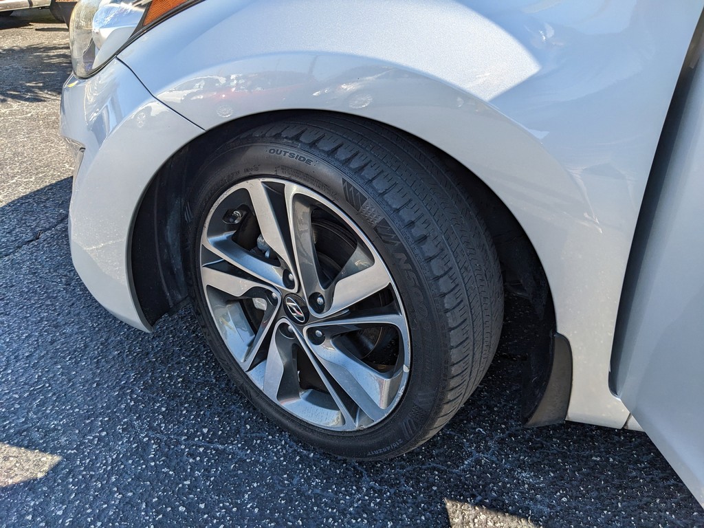 Hyundai Elantra Vehicle Full-screen Gallery Image 30